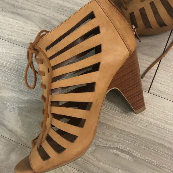 Brown lace heels - Picture 2 of 5